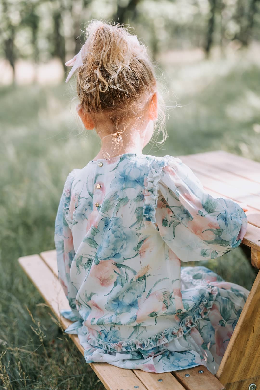 Twirl around in our beautiful chiffon Belle dress. This luxurious and super comfortable dress for girls is a new LRDM petits style. Designed with a perfect fit and ruffle details at the sleeves and skirt that catches the eye. The off white base with gorgeous soft blue and soft pink flowers as also the summer green leaves make this floral print romantic, soft and playful. 