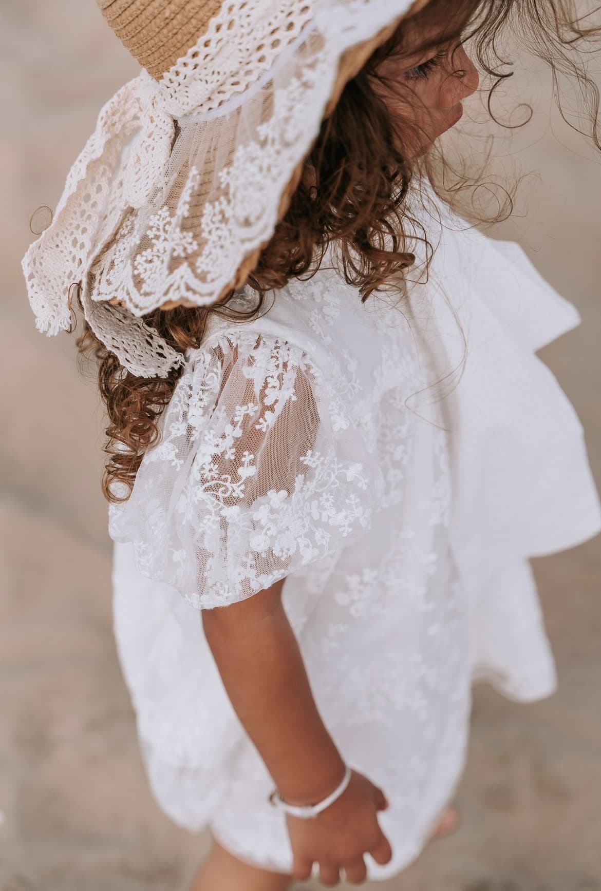 A new eyecatcher from LRDM petits, designed with an A-line fit, the most beautiful white lace fabric and many stunning details. This dress for girls has a short balloon sleeve and a large bow in a white floral print on the front. The Olivia dress is comfortable and perfect for every day but also very suitable for special occasions.
