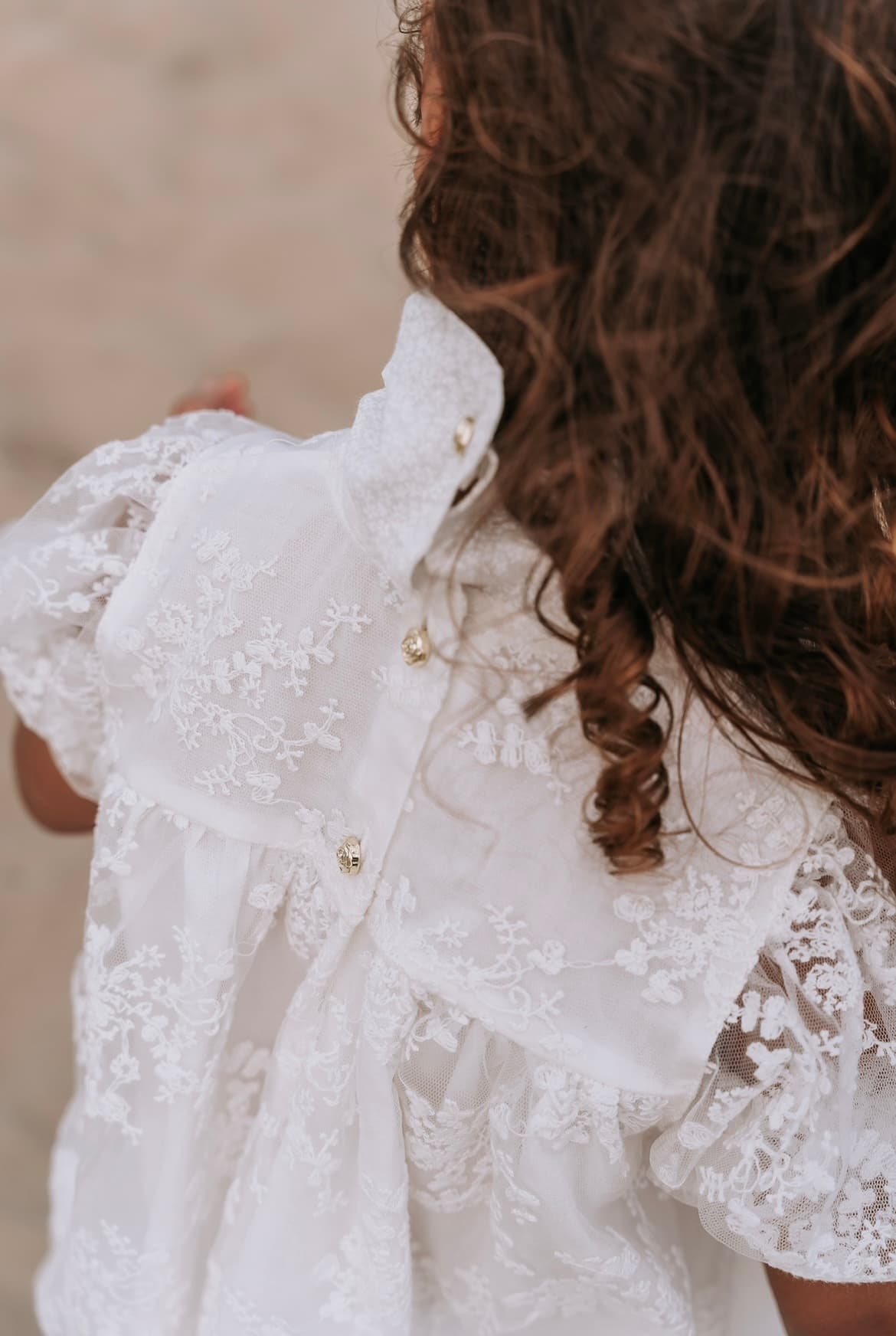 A new eyecatcher from LRDM petits, designed with an A-line fit, the most beautiful white lace fabric and many stunning details. This dress for girls has a short balloon sleeve and a large bow in a white floral print on the front. The Olivia dress is comfortable and perfect for every day but also very suitable for special occasions.