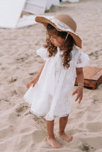 A new eyecatcher from LRDM petits, designed with an A-line fit, the most beautiful white lace fabric and many stunning details. This dress for girls has a short balloon sleeve and a large bow in a white floral print on the front. The Olivia dress is comfortable and perfect for every day but also very suitable for special occasions.