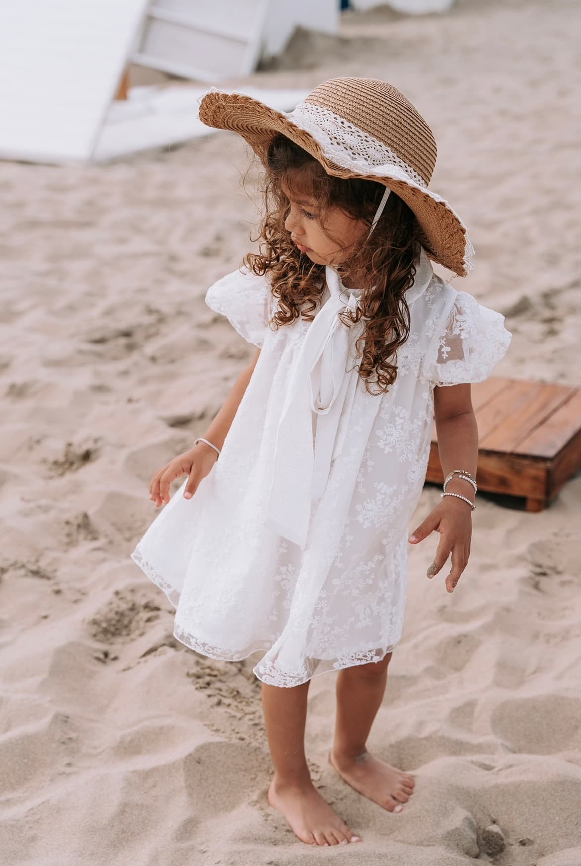A new eyecatcher from LRDM petits, designed with an A-line fit, the most beautiful white lace fabric and many stunning details. This dress for girls has a short balloon sleeve and a large bow in a white floral print on the front. The Olivia dress is comfortable and perfect for every day but also very suitable for special occasions.