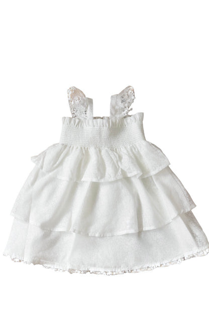 A new eyecatcher by LRDM petits. This white lace dress is designed with a beautiful white floral fabric and a smock top. The skirt consists of 3 different layers, which are finished with the most beautiful white lace details. This dress for girls has lace sleeves on the shoulder, a large lace bow on the front with a playful ruffle above. The Vive dress is comfortable and extremely suitable for special occasions. Comfortable, romantic and luxurious, exactly what LRDM petits stands for.