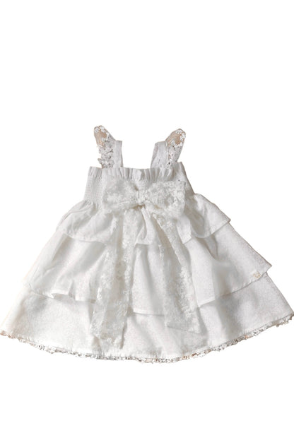 A new eyecatcher by LRDM petits. This white lace dress is designed with a beautiful white floral fabric and a smock top. The skirt consists of 3 different layers, which are finished with the most beautiful white lace details. This dress for girls has lace sleeves on the shoulder, a large lace bow on the front with a playful ruffle above. The Vive dress is comfortable and extremely suitable for special occasions. Comfortable, romantic and luxurious, exactly what LRDM petits stands for.