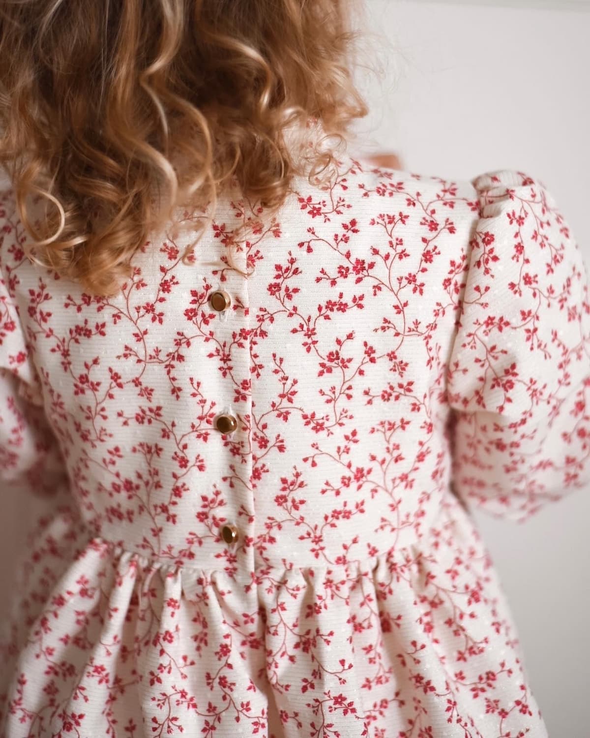 A variant of our famous Elle dress. The perfect floral print and the subtle lurex details make the fabric luxurious and elegant. Gold buttons at the back.