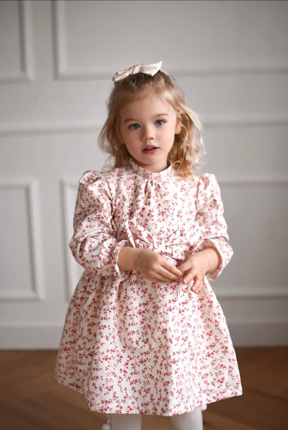 A variant of our famous Elle dress. The perfect floral print and the subtle lurex details make the fabric luxurious and elegant. Gold buttons at the back.