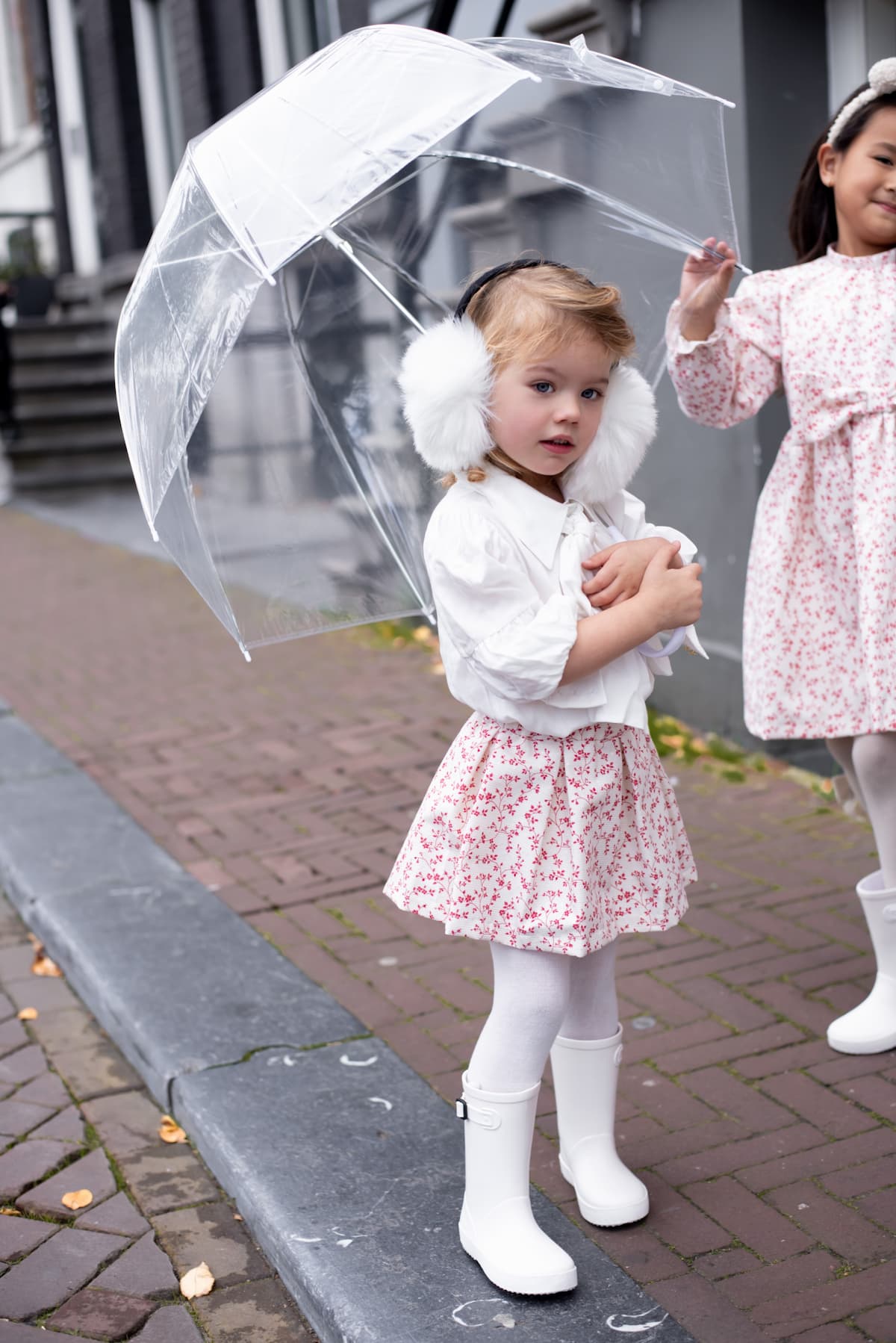 This beautifully pleated skirt is timeless and ideal for this time of year. The fabric has been selected in Paris and made from recycled cotton, thereby contributing to sustainability in the clothing industry. The perfect floral print and subtle lurex details make the fabric luxurious and elegant. 