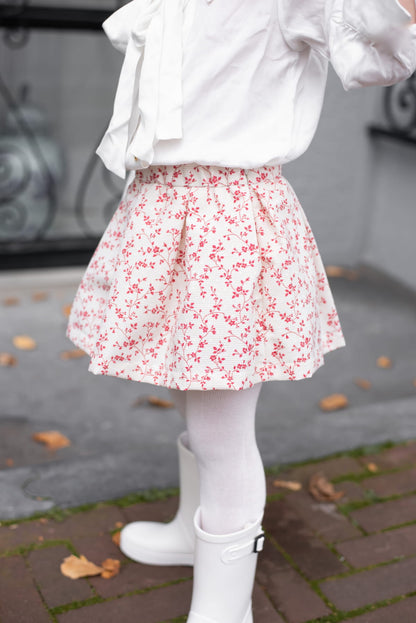 This beautifully pleated skirt is timeless and ideal for this time of year. The fabric has been selected in Paris and made from recycled cotton, thereby contributing to sustainability in the clothing industry. The perfect floral print and subtle lurex details make the fabric luxurious and elegant. 