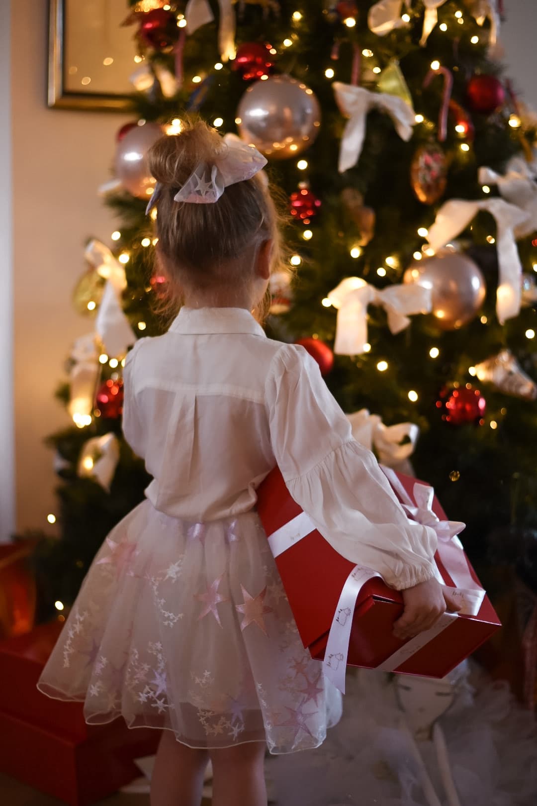 This beautiful, timeless todler & kids skirt is perfect for the holiday season and every other special occasion. The dreamy fabric with white, pink and lilac stars makes this the skirt of our dreams. Romantic star fabric. Tutu design.