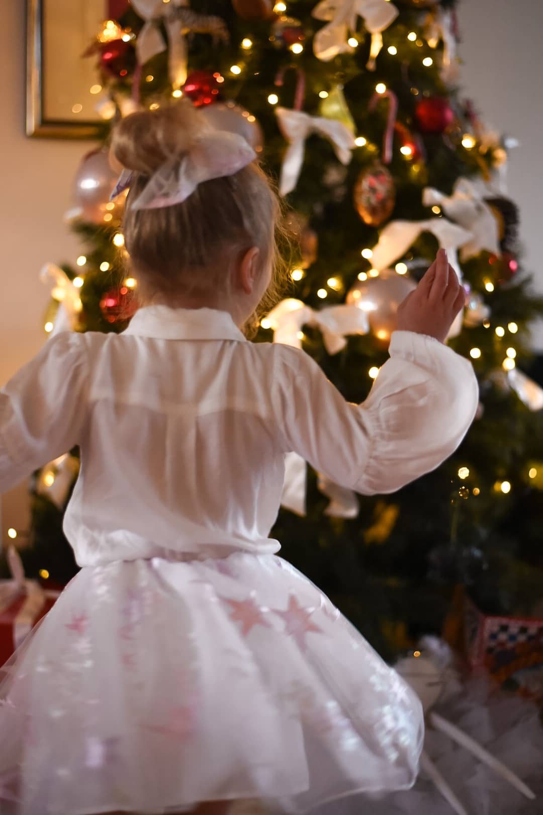 This beautiful, timeless todler & kids skirt is perfect for the holiday season and every other special occasion. The dreamy fabric with white, pink and lilac stars makes this the skirt of our dreams. Romantic star fabric. Tutu design.