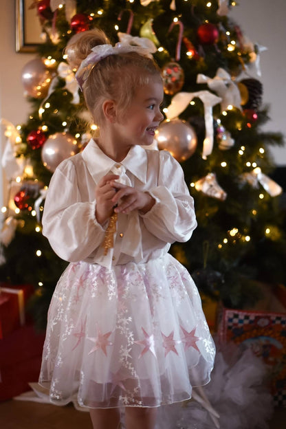 This beautiful, timeless todler & kids skirt is perfect for the holiday season and every other special occasion. The dreamy fabric with white, pink and lilac stars makes this the skirt of our dreams. Romantic star fabric. Tutu design.