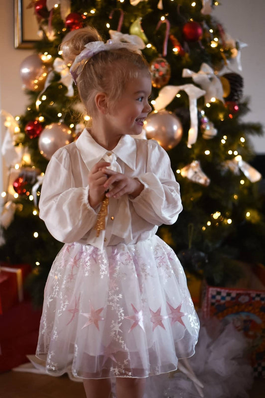 This beautiful, timeless todler & kids skirt is perfect for the holiday season and every other special occasion. The dreamy fabric with white, pink and lilac stars makes this the skirt of our dreams. Romantic star fabric. Tutu design.