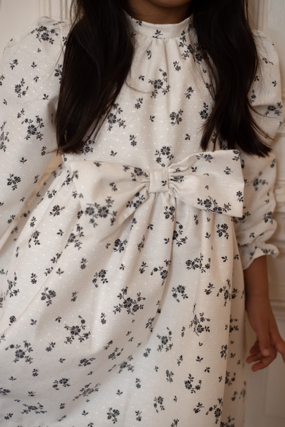 This beautiful, timeless, long-sleeved dress is ideal for this season. The fabric has been woven in Paris for LRDM Petits and made from recycled cotton, thereby contributing to sustainability in the clothing industry. The perfect floral print and subtle lurex details make the fabric luxurious and elegant.