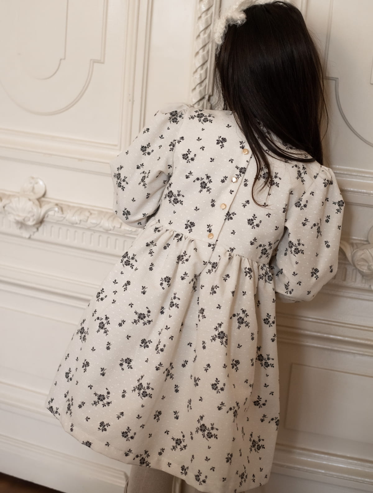 This beautiful, timeless, long-sleeved dress is ideal for this season. The fabric has been woven in Paris for LRDM Petits and made from recycled cotton, thereby contributing to sustainability in the clothing industry. The perfect floral print and subtle lurex details make the fabric luxurious and elegant.