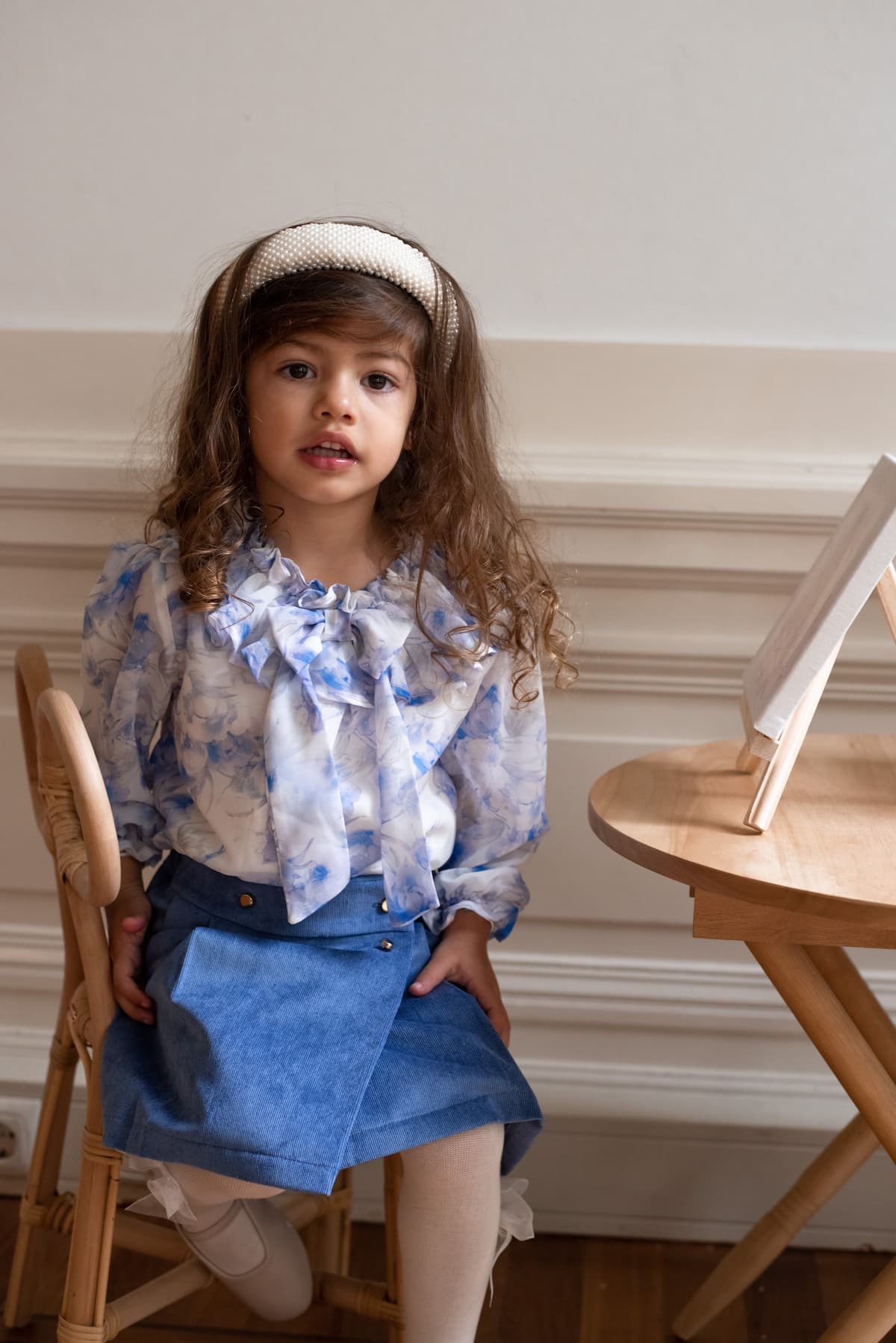 The Julie chiffon fabric with a beautiful blue floral pattern is specially designed by the design team of Le royaume des mouton. This romantic blouse with a large ruffle collar is a recurring bestseller.