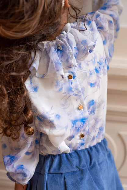 The Julie chiffon fabric with a beautiful blue floral pattern is specially designed by the design team of Le royaume des mouton. This romantic blouse with a large ruffle collar is a recurring bestseller.