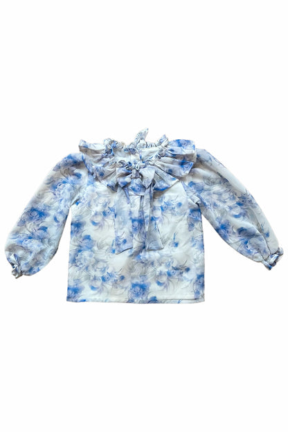 The Julie chiffon fabric with a beautiful blue floral pattern is specially designed by the design team of Le royaume des mouton. This romantic blouse with a large ruffle collar is a recurring bestseller.