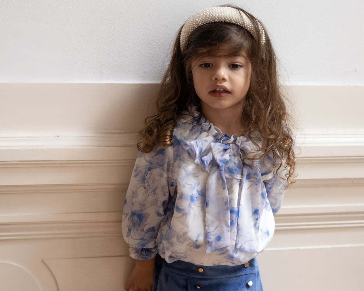 The Julie chiffon fabric with a beautiful blue floral pattern is specially designed by the design team of Le royaume des mouton. This romantic blouse with a large ruffle collar is a recurring bestseller.