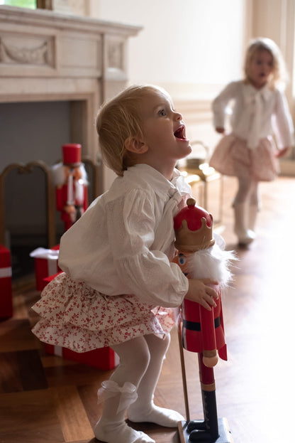 This beautiful bloomer with two layers of ruffles is timeless. The fabric is specially woven in Paris for LRDM petits. The bloomer is made of recycled cotton. The perfect floral print and subtle lurex details make the fabric luxurious and elegant. The bloomer can be perfectly combined with the Elise blouse and Celine blouse.