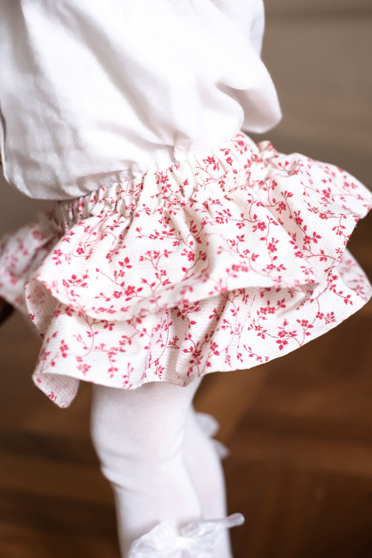 This beautiful bloomer with two layers of ruffles is timeless. The fabric is specially woven in Paris for LRDM petits. The bloomer is made of recycled cotton. The perfect floral print and subtle lurex details make the fabric luxurious and elegant. The bloomer can be perfectly combined with the Elise blouse and Celine blouse.