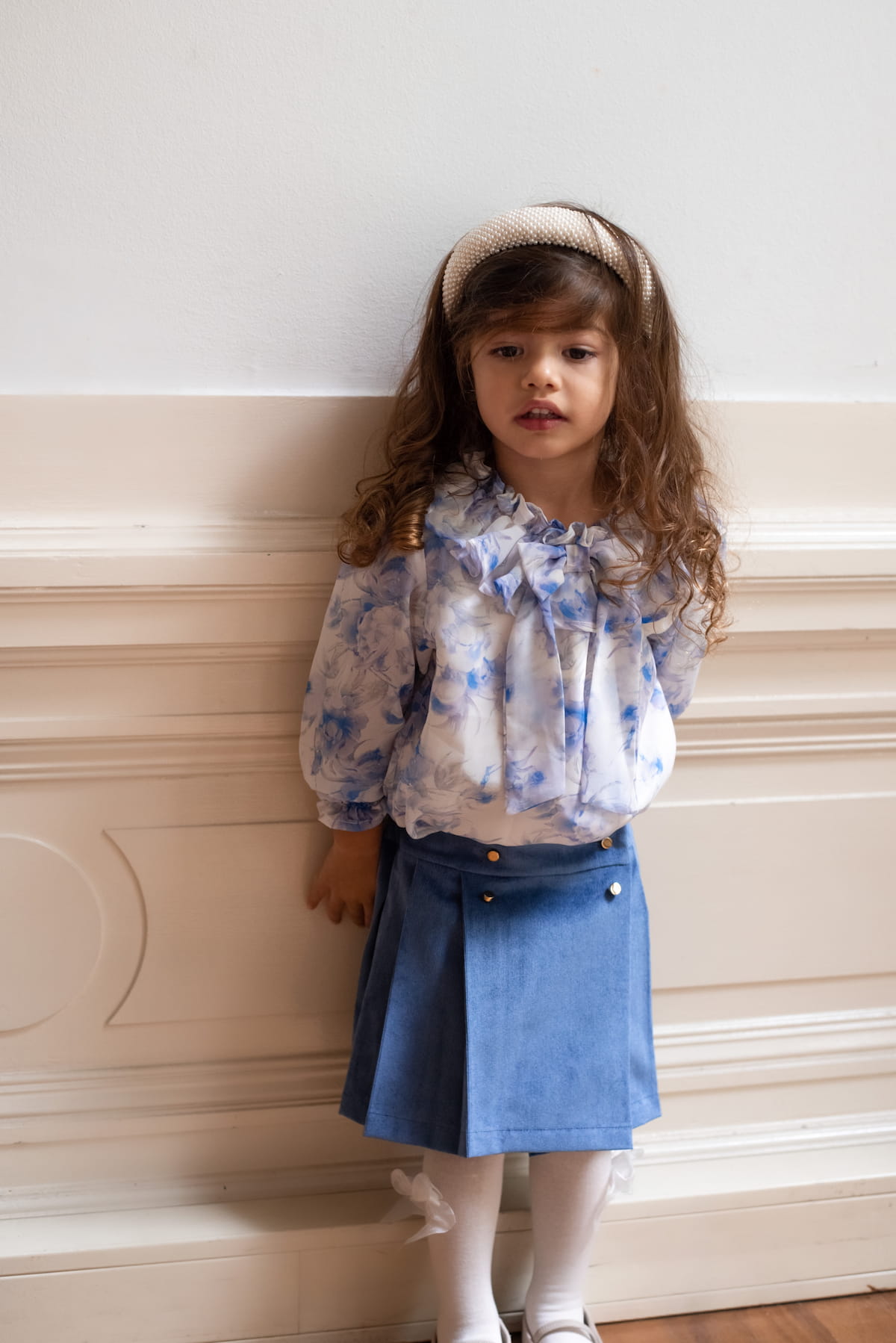 The timeless blue corduroy fabric is ideal for this time of year. The super soft, high-quality fabric ensures an ideal pleated fit: classic, romantic and playful.