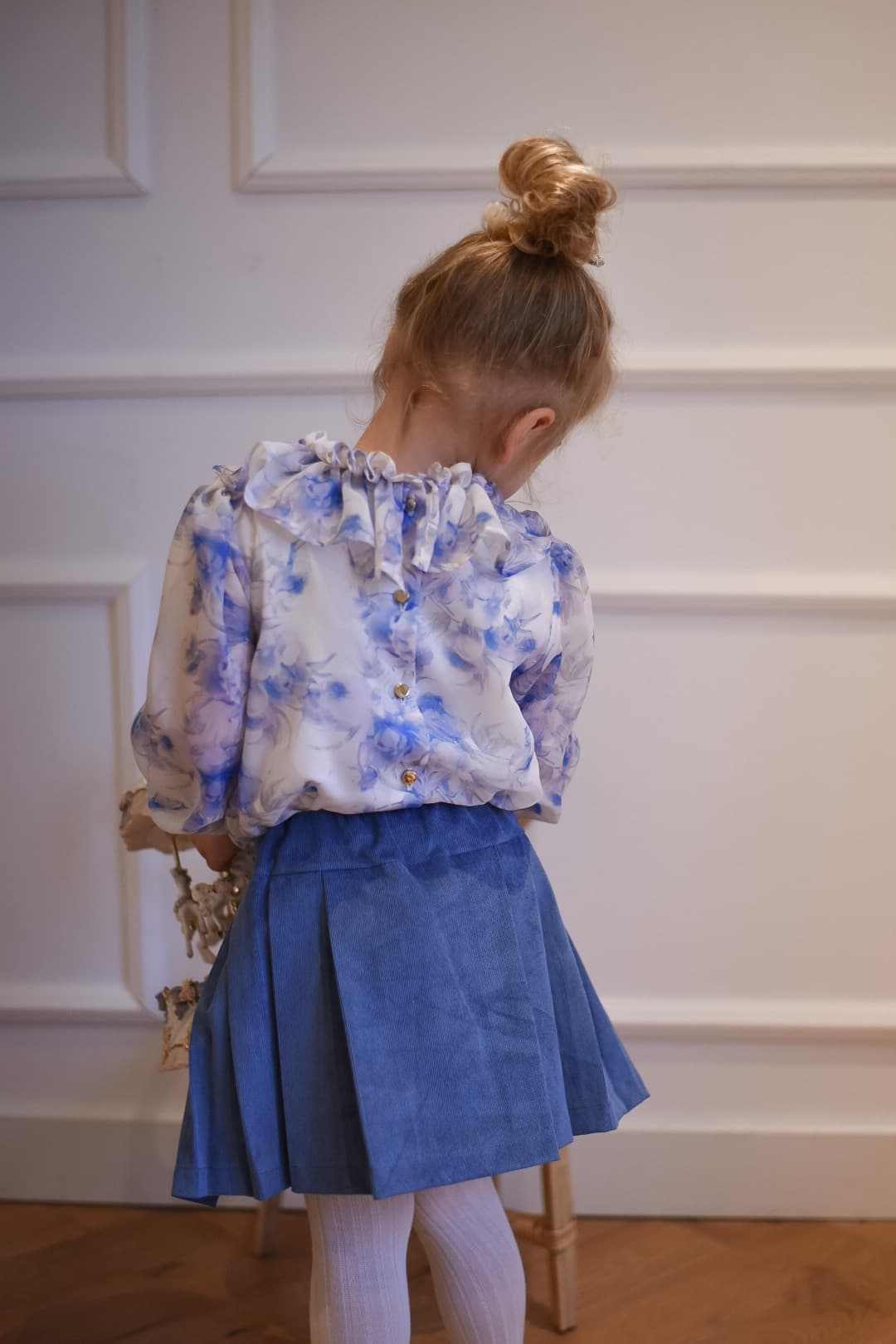 The timeless blue corduroy fabric is ideal for this time of year. The super soft, high-quality fabric ensures an ideal pleated fit: classic, romantic and playful.