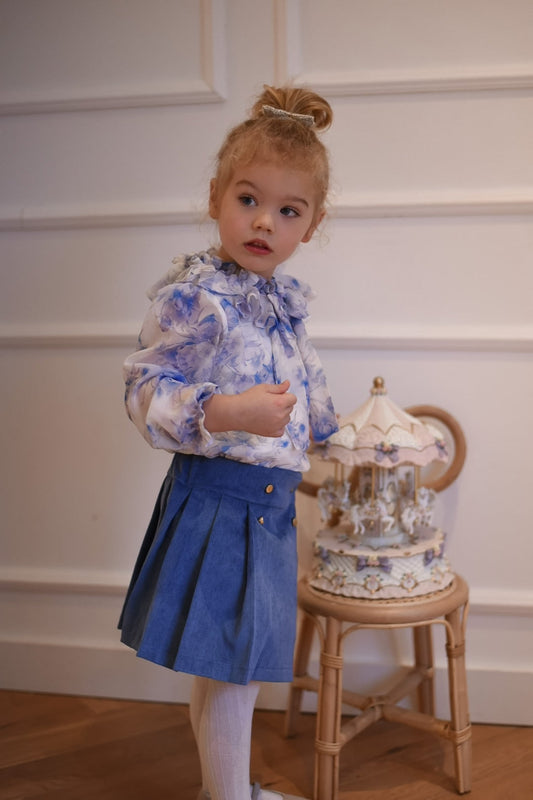 The timeless blue corduroy fabric is ideal for this time of year. The super soft, high-quality fabric ensures an ideal pleated fit: classic, romantic and playful.